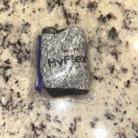 Brand new Ansell HyFlex® Foam Nitrile Coated Gloves - Gray/Black, size 6 - Picture 2 of 2